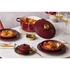 Cocotte en Fonte Ronde 24 cm Garnet Bouton Doré Le Creuset Signature