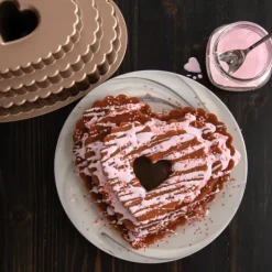 Moule à Gâteau Bundt Cœur 3 Étages Toffee Nordic Ware