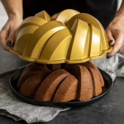Moule à Gâteau Bundt Torsadé Gold Nordic Ware
