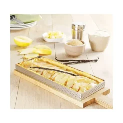 Rectangle perforé 25 x 8 cm de L'école Valrhona par De Buyer