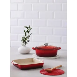 Set Cocotte 24 cm, Plat à Gratin 23 cm et Dessous de Plat Cerise Le Creuset